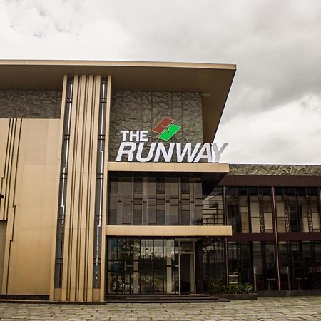 Kochi The Runway Hotel מראה חיצוני תמונה