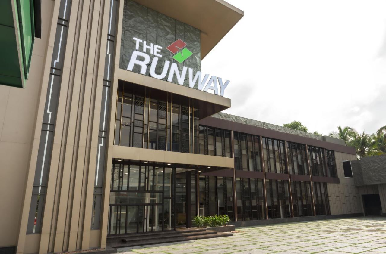 Kochi The Runway Hotel מראה חיצוני תמונה