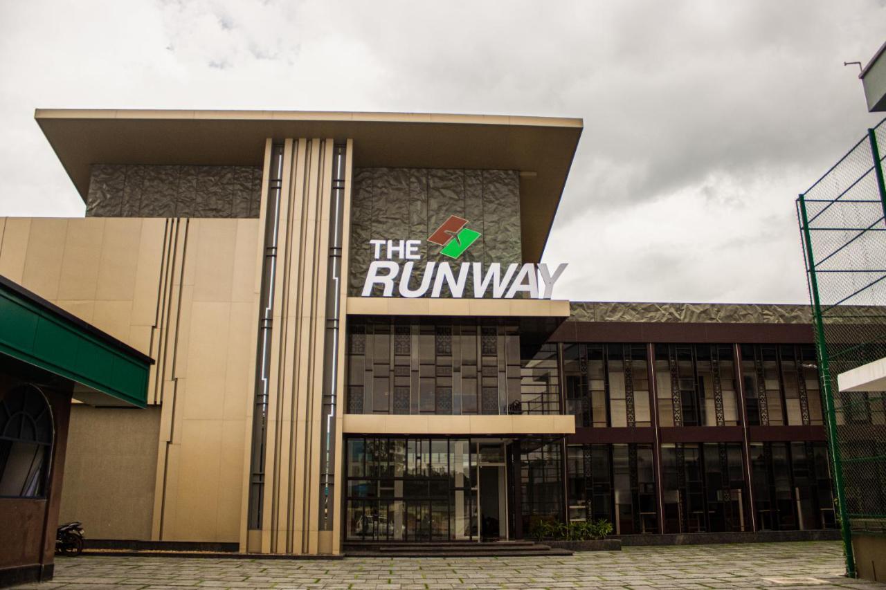 Kochi The Runway Hotel מראה חיצוני תמונה